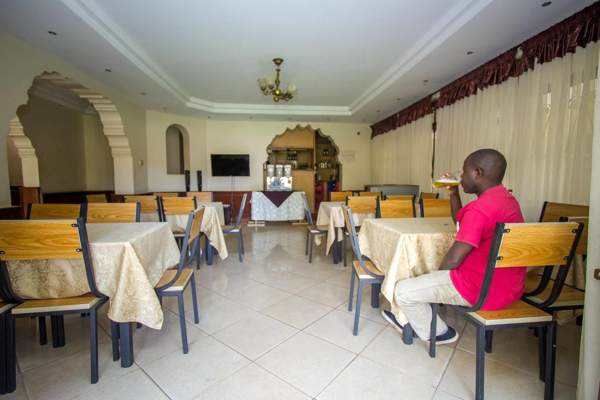 Tiptone Hotel Kampala Buitenkant foto