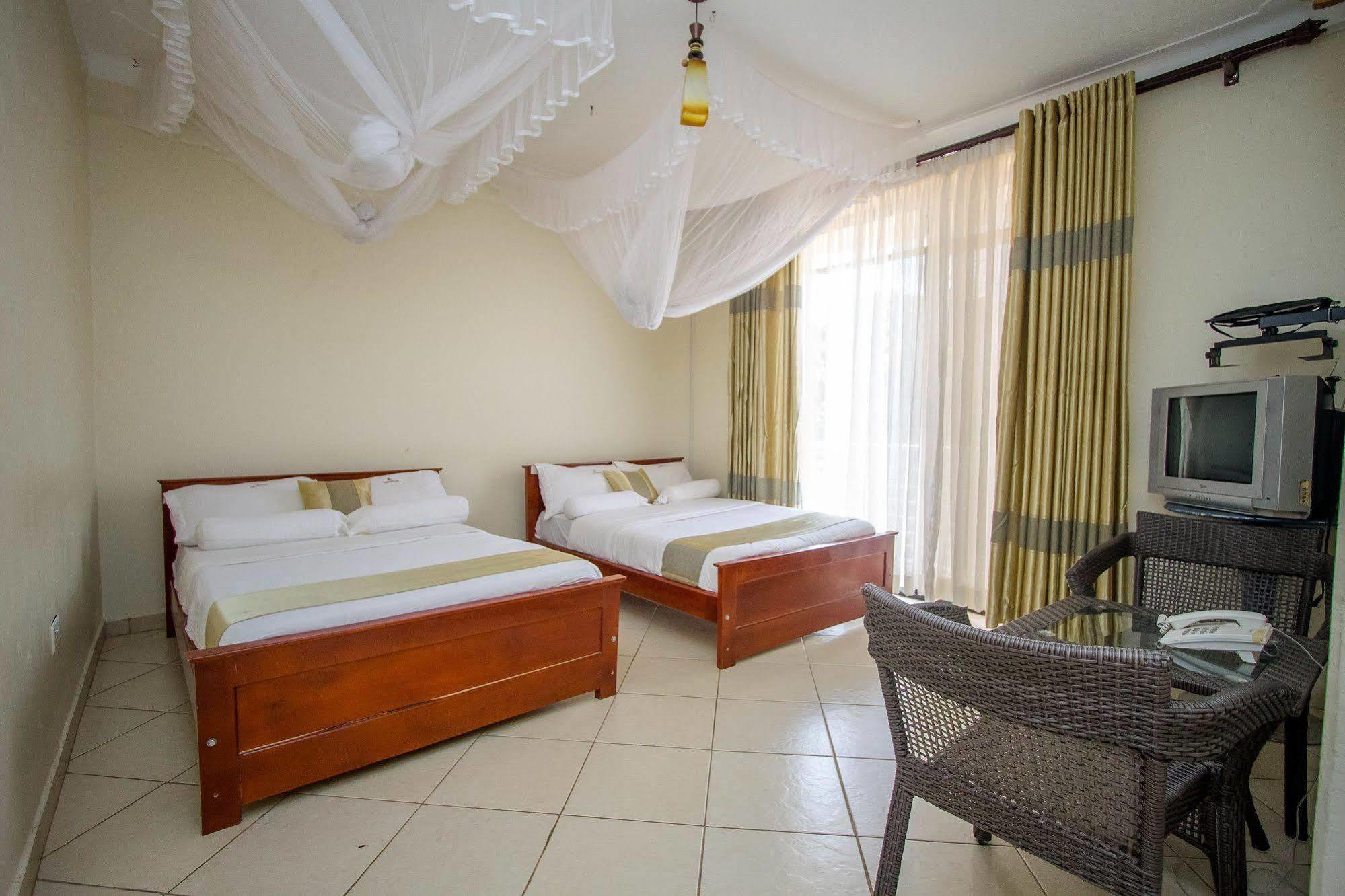 Tiptone Hotel Kampala Buitenkant foto